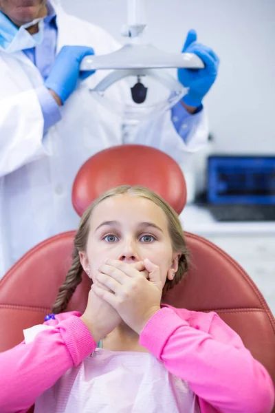 Пациент напуган во время осмотра зубов — стоковое фото