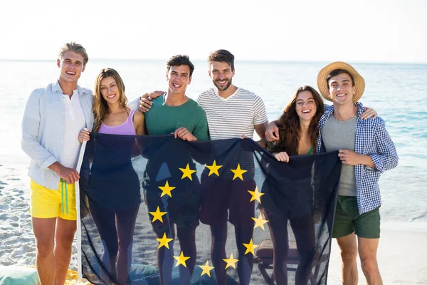 Amigos segurando bandeira da União Europeia — Fotografia de Stock