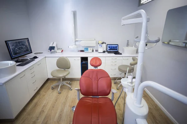 Silla de odontología profesional y herramientas de dentista — Foto de Stock