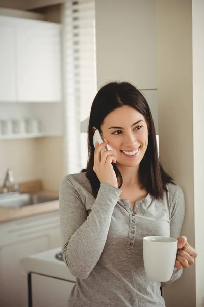 휴대 전화로 통화하는 여자 — 스톡 사진