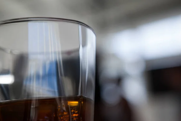 Közelről a félig tele pohár whiskey — Stock Fotó