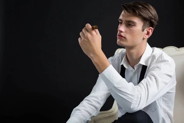 Homem andrógeno olhando para charuto — Fotografia de Stock