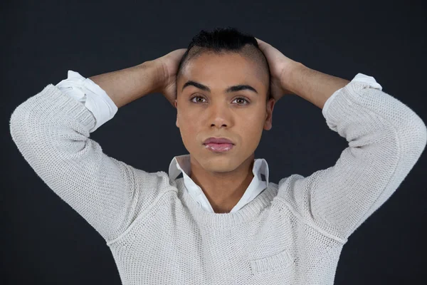 Трансгендерная женщина с руками за спиной — стоковое фото