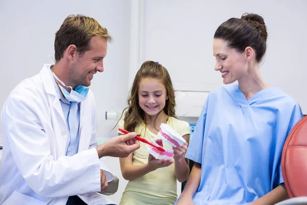 Dentyści, pokazując młodego pacjenta jak szczotkować zęby — Zdjęcie stockowe