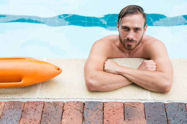 Badmeester leunend op zwembad — Stockfoto