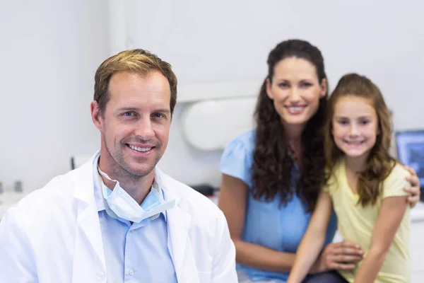 Dentista com paciente jovem e sua mãe — Fotografia de Stock