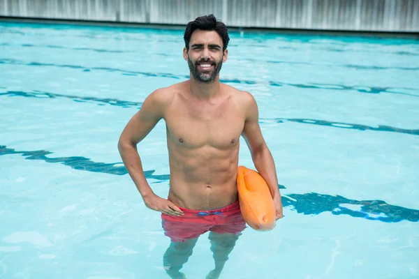 Yüzme havuzunda ayakta adam — Stok fotoğraf