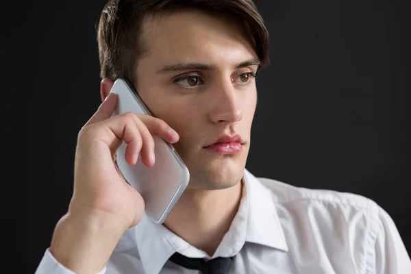 Андрогинный человек разговаривает по телефону — стоковое фото