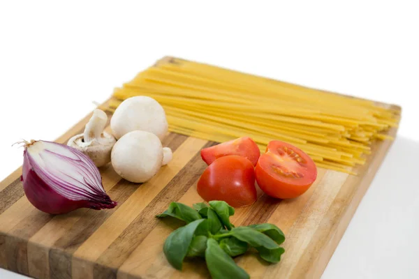 Vista de alto ángulo de verduras y espaguetis — Foto de Stock