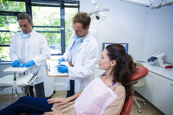 Zahnärztin interagiert mit Patientin — Stockfoto