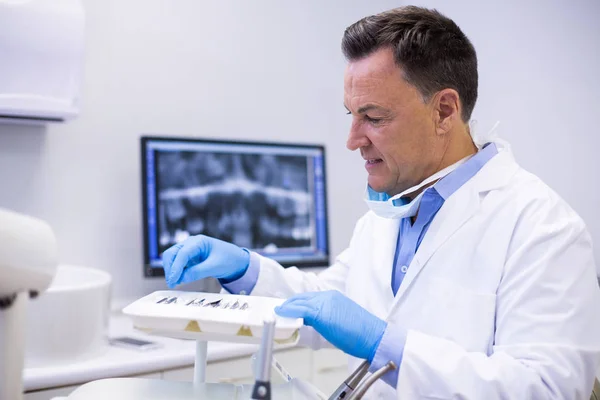 Dentist checking tools in dental clinic — Stock Photo, Image