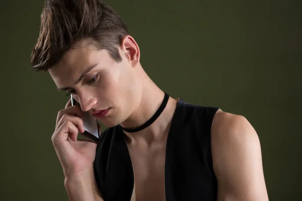 Androgyner Mann telefoniert mit Handy — Stockfoto