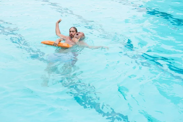 Badvakt räddande senior mannen från pool — Stockfoto