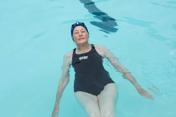 Mujer mayor nadando en la piscina — Foto de Stock