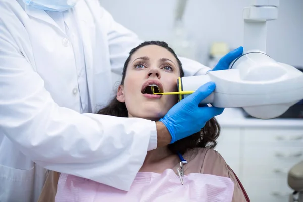 Dentist taking x-ray of patients teeth — Stock Photo, Image