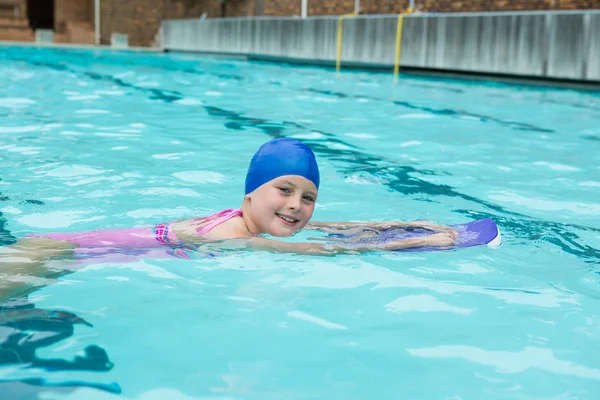 Sorridente ragazza nuotare in piscina — Foto Stock