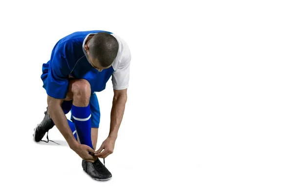 Jugador de fútbol atando su zapato de encaje —  Fotos de Stock