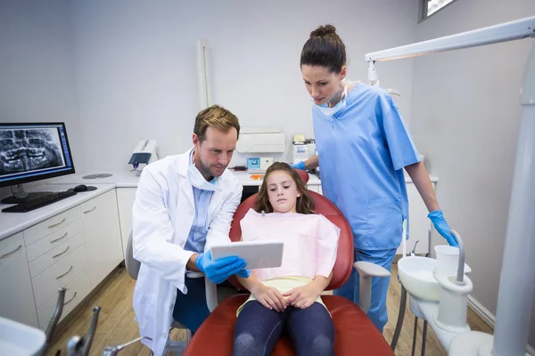 Dentists showing digital tablet to young patient — Stock Photo, Image