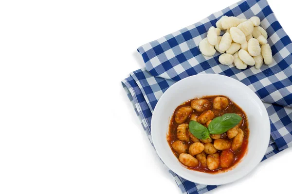 Gnocchi pasta in kom op servet — Stockfoto