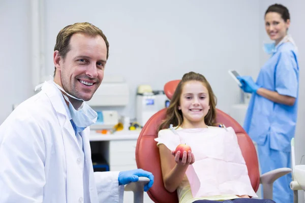 Dentistes souriants et jeune patient — Photo