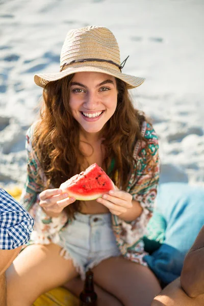 女人在海滩吃西瓜 — 图库照片