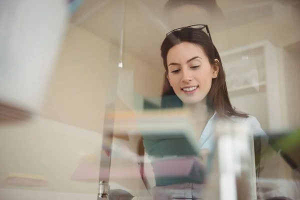 Mujer sonriente usando tableta —  Fotos de Stock