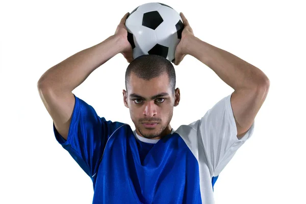 Voetballer over te gooien van het voetbal — Stockfoto