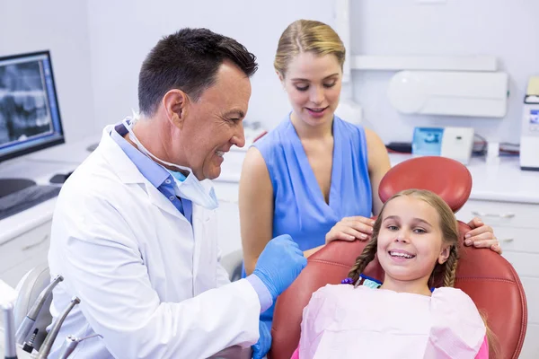 Dentista che interagisce con un giovane paziente — Foto Stock
