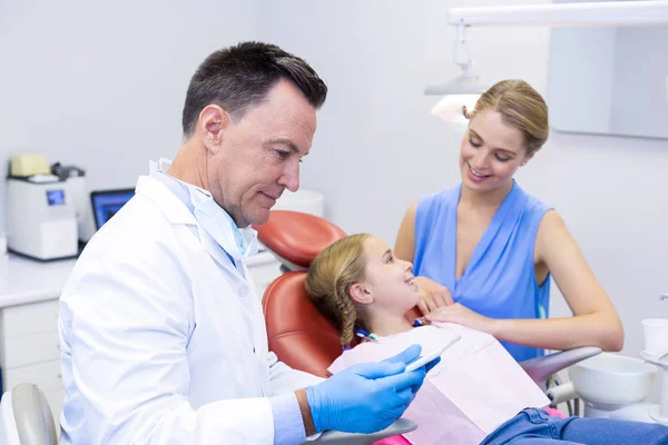 Dentista utilizzando tablet digitale — Foto Stock