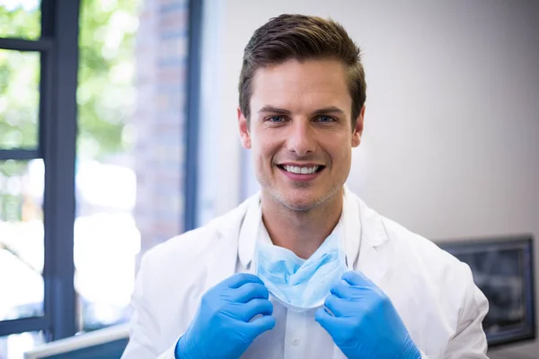 Dentista in possesso di maschera chirurgica — Foto Stock