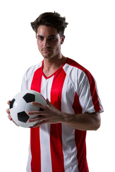 Piłkarz trzyma piłkę nożną z obu rąk — Zdjęcie stockowe