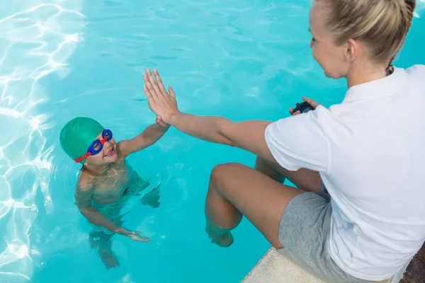 Vrouwelijke trainer geven hoge vijf jongen — Stockfoto