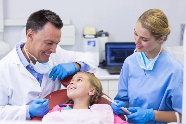 Dentista e infermiere che interagiscono con il paziente — Foto Stock