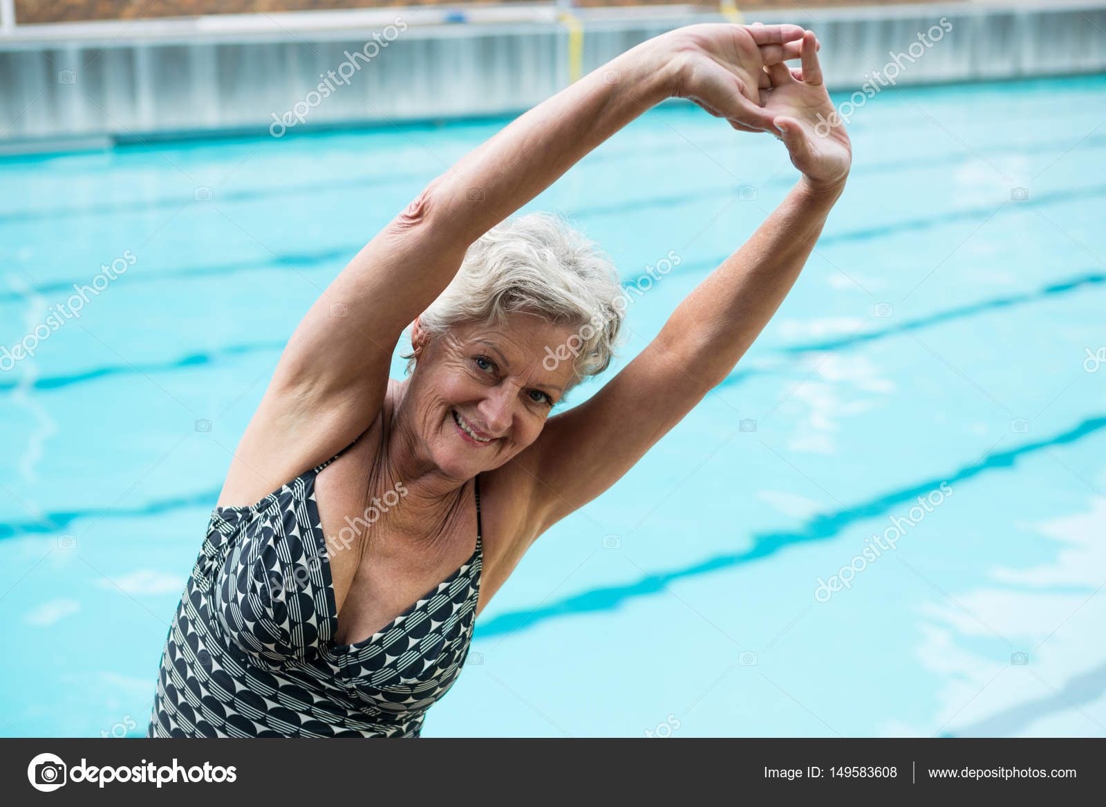 Mujer mayor haciendo ejercicio junto a la piscina — Foto de stock - Main Image