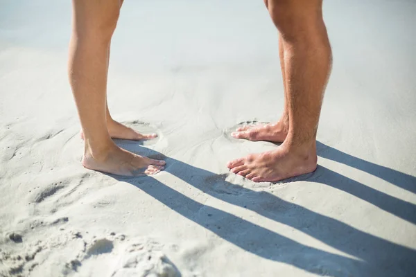 Casal em pé na costa — Fotografia de Stock