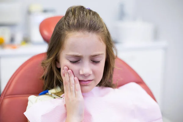 Ongelukkige jonge patiënt met een kiespijn — Stockfoto