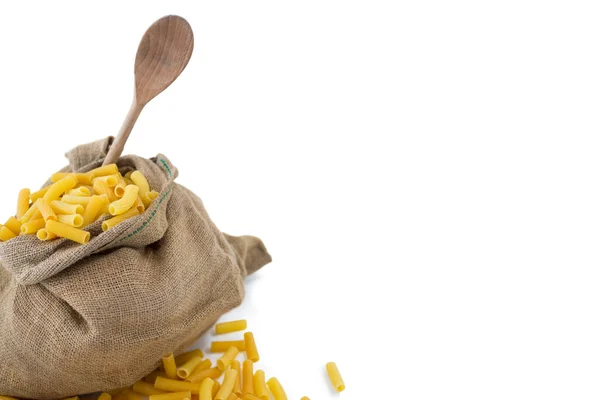Hoge hoekmening van ruwe pasta in zak — Stockfoto