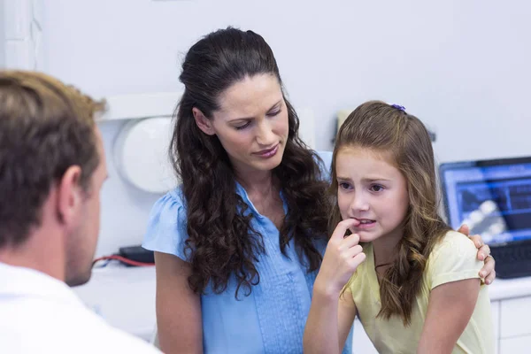 Junge Patientin zeigt Zahnarzt Zähne — Stockfoto