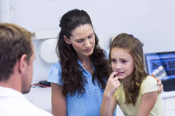 Jeune patient montrant des dents au dentiste — Photo