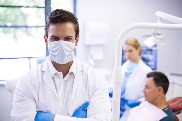 Dentista usando máscara cirúrgica — Fotografia de Stock