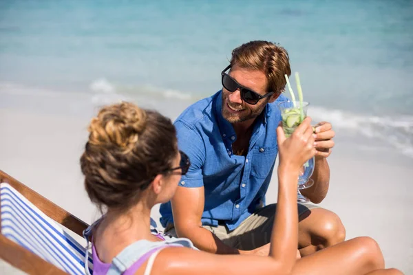 Par med drinkar på stranden vid stranden — Stockfoto