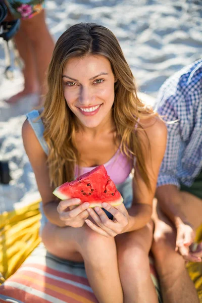 Donna che ha anguria in spiaggia — Foto Stock