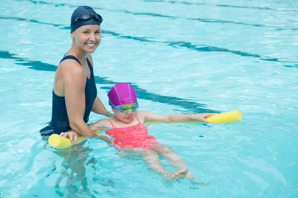 Femme instructeur formation jeune fille dans la piscine — Photo