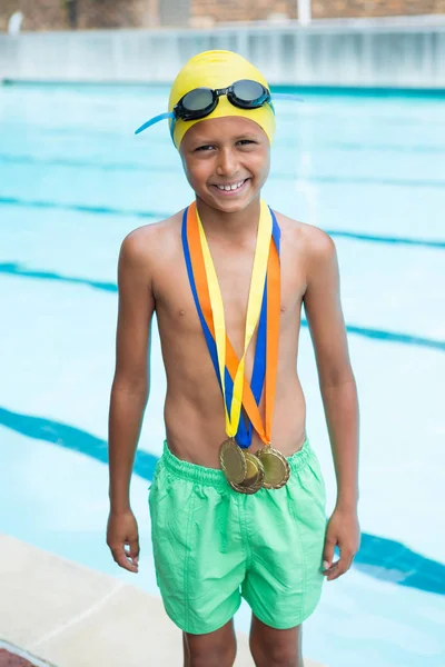 Мальчик с золотыми медалями на шее — стоковое фото
