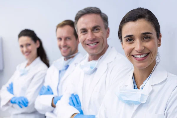 Dentistas de pé com os braços cruzados — Fotografia de Stock