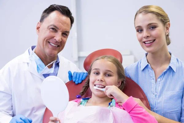Zahnarzt mit jungem Patienten und seiner Mutter — Stockfoto