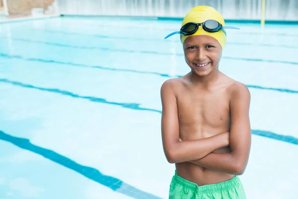Chłopiec, stojąc z rękami skrzyżowanymi w pobliżu przy basenie — Zdjęcie stockowe