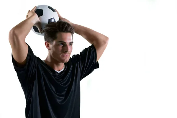 Jugador de fútbol a punto de lanzar el fútbol —  Fotos de Stock