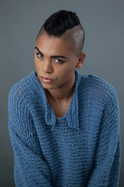 Transgender-Frau trägt blauen Pullover — Stockfoto