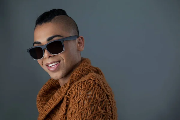 Трансгендерная женщина в солнечных очках — стоковое фото